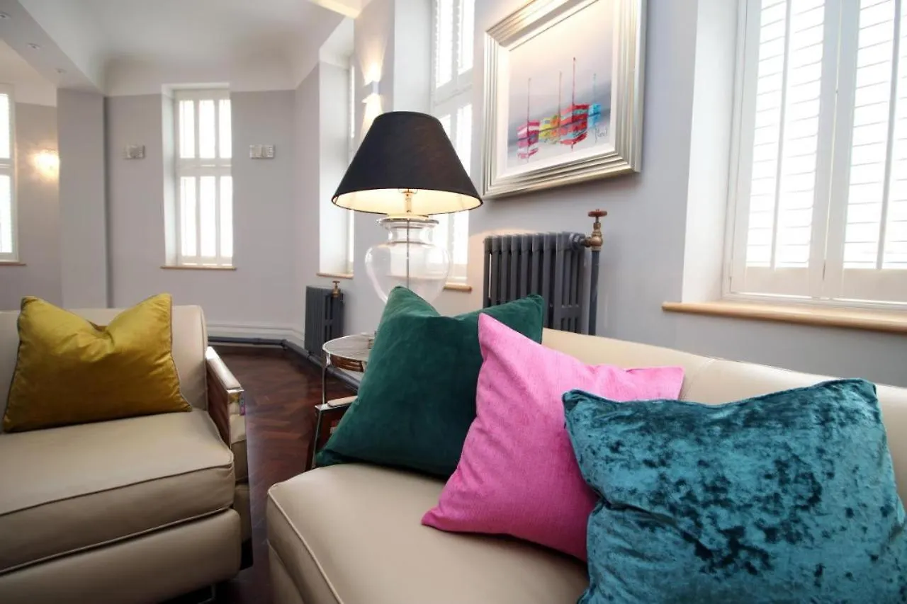 Cohost Partners Stylish Stay With King Bed And Luxury Tub Swansea