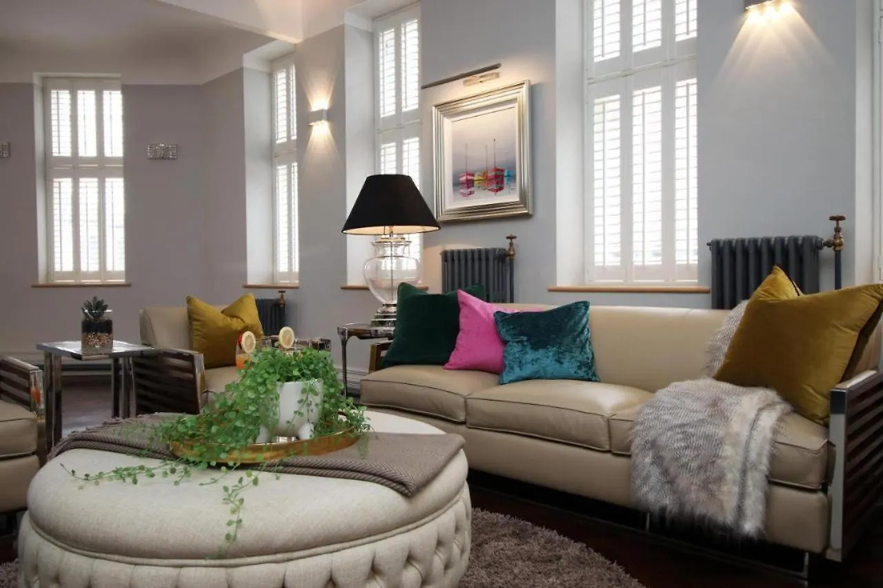 Cohost Partners Stylish Stay With King Bed And Luxury Tub Swansea United Kingdom