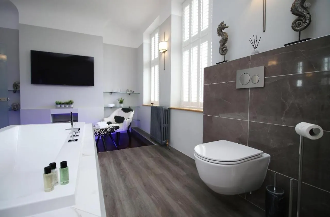 Cohost Partners Stylish Stay With King Bed And Luxury Tub Swansea United Kingdom