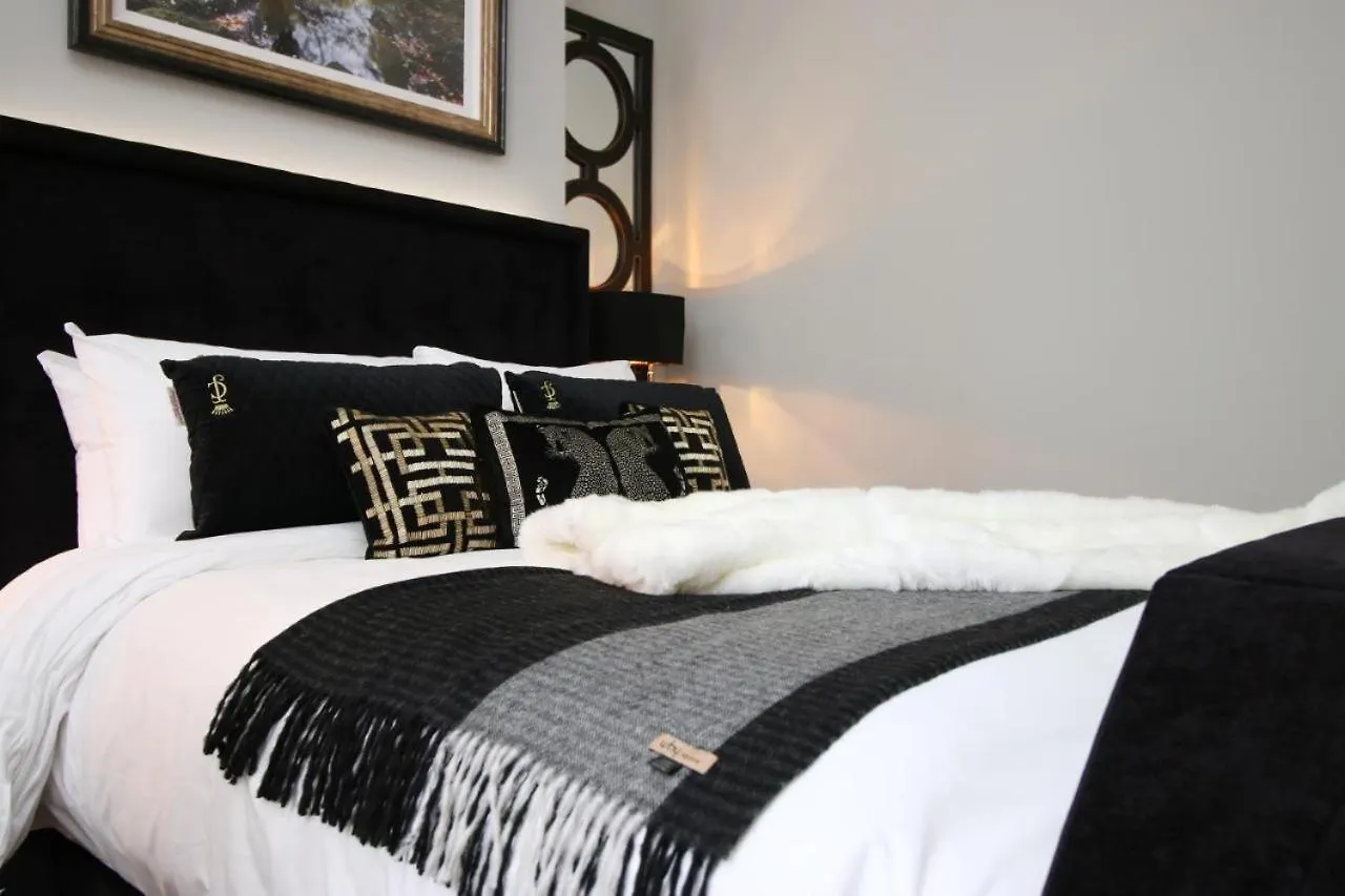 Cohost Partners Stylish Stay With King Bed And Luxury Tub Swansea Apartment