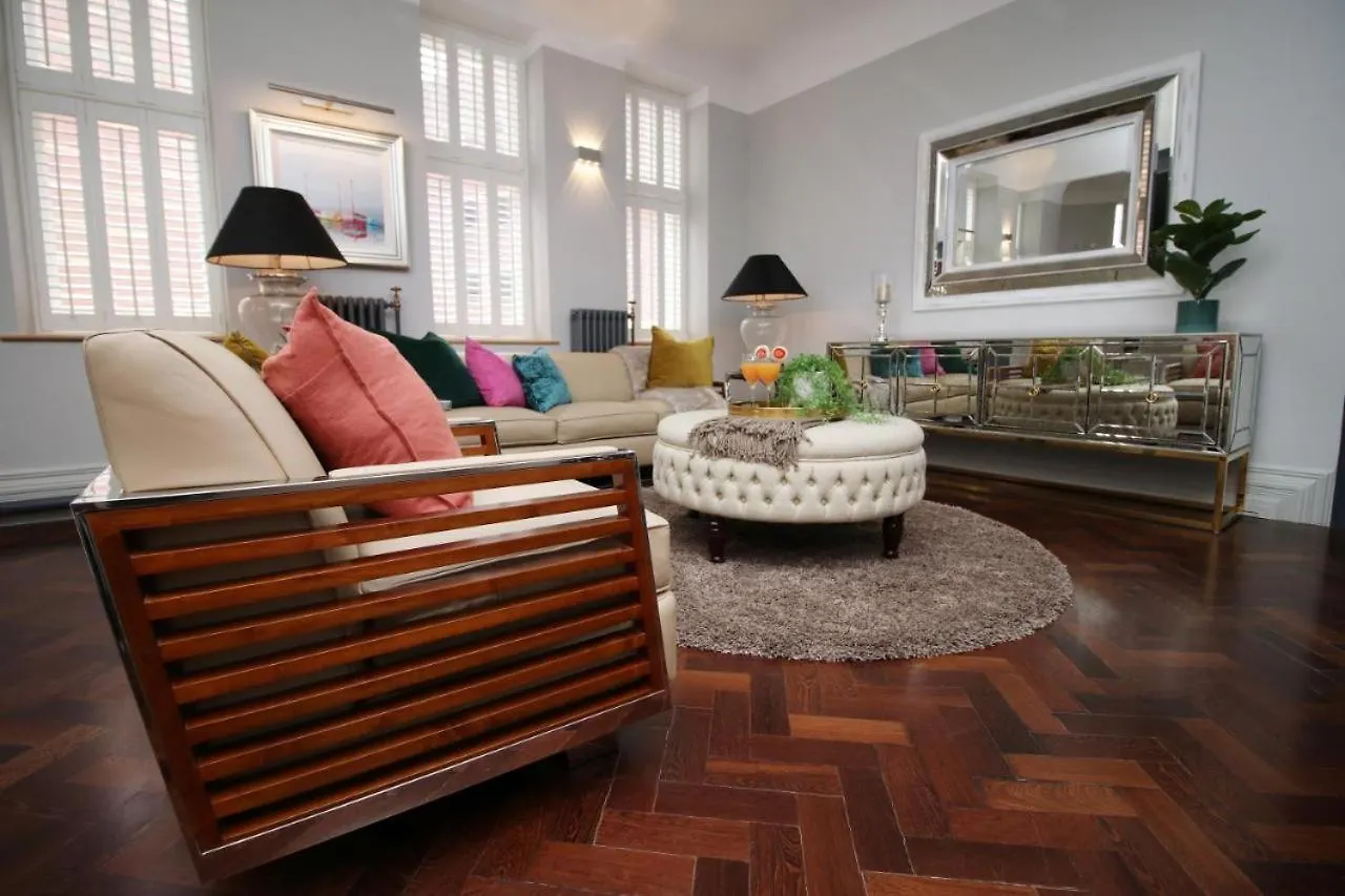 Apartment Cohost Partners Stylish Stay With King Bed And Luxury Tub Swansea