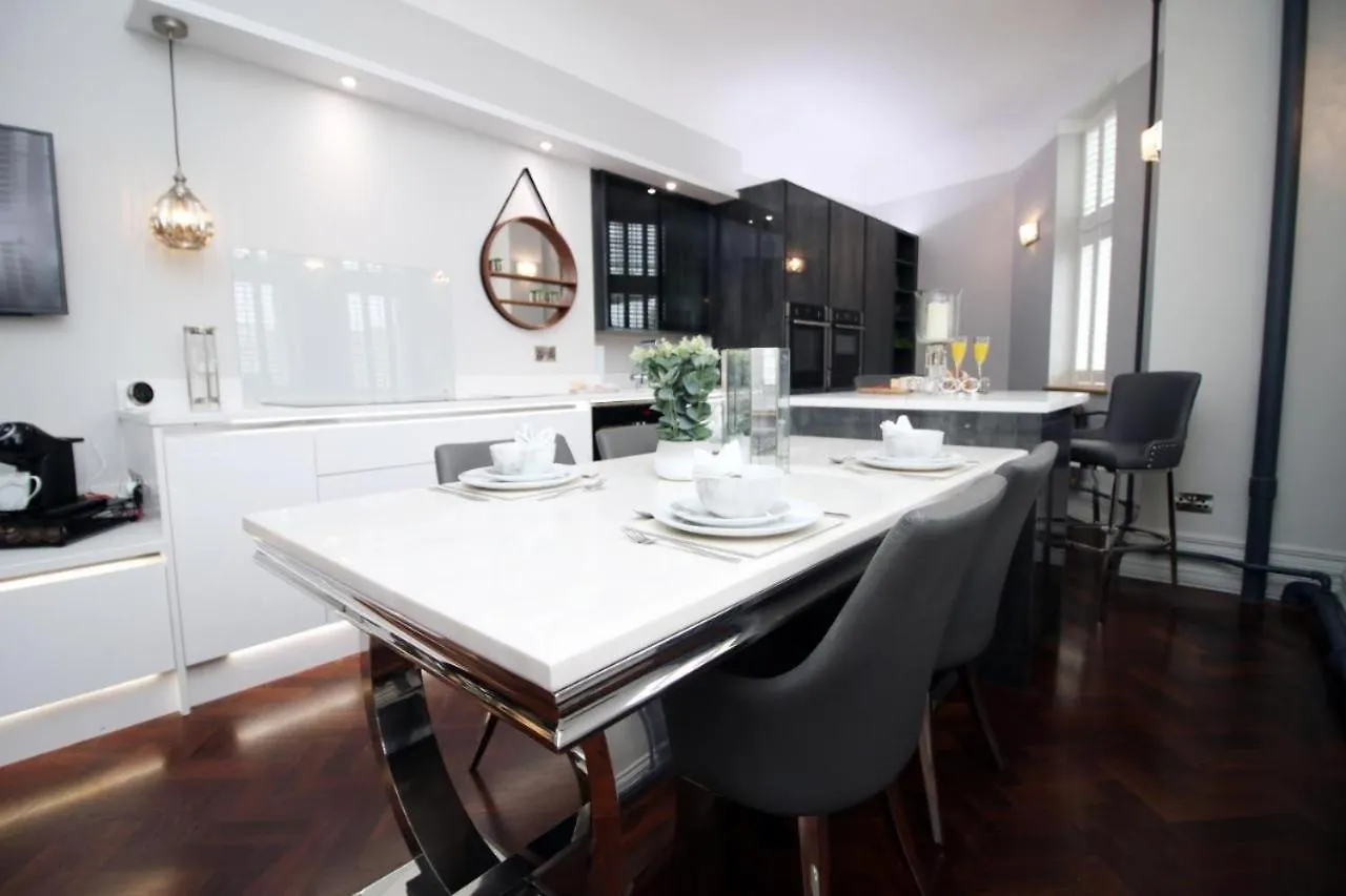 Cohost Partners Stylish Stay With King Bed And Luxury Tub Swansea Apartment