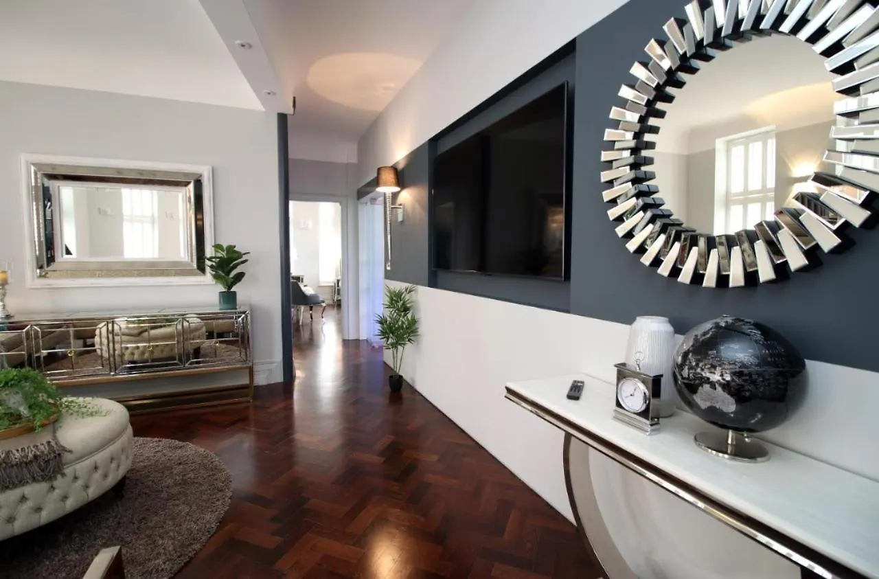Cohost Partners Stylish Stay With King Bed And Luxury Tub Swansea